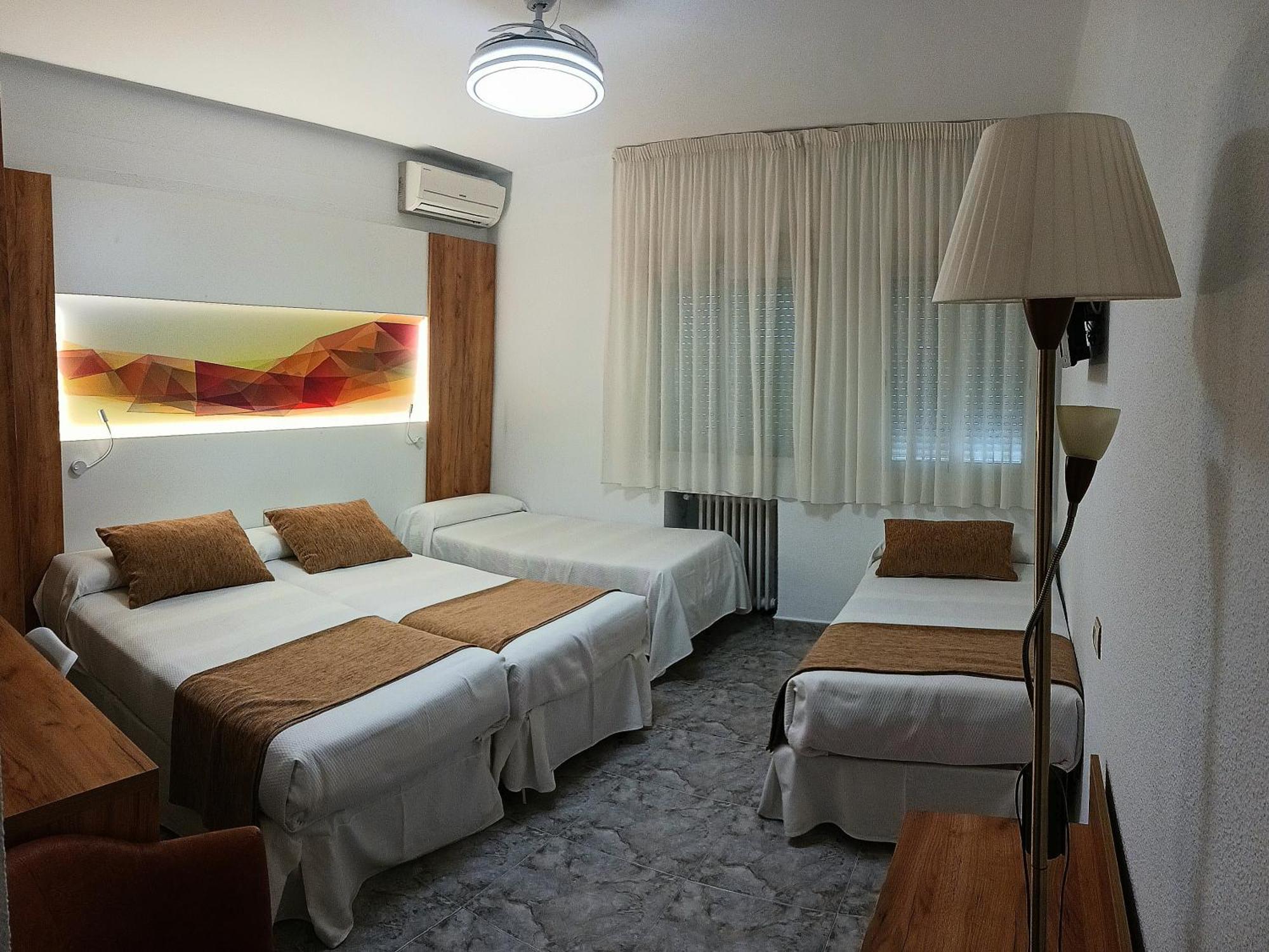 Hostal Real Пласенсия Екстериор снимка